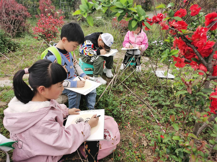 踏春寻春，玩转风筝，快来白又白青少儿美术写生基地画海棠画风筝品糕点吧！