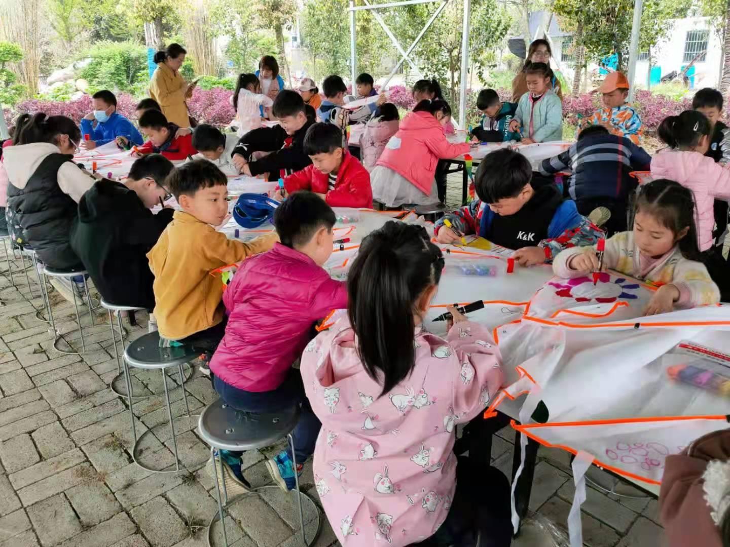 白又白青少儿美术教育基地写生放风筝