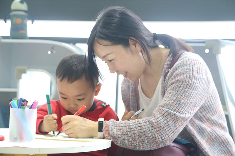 白又白青少儿美术：涂鸦期=乱涂乱画？学龄前美术如何启蒙？