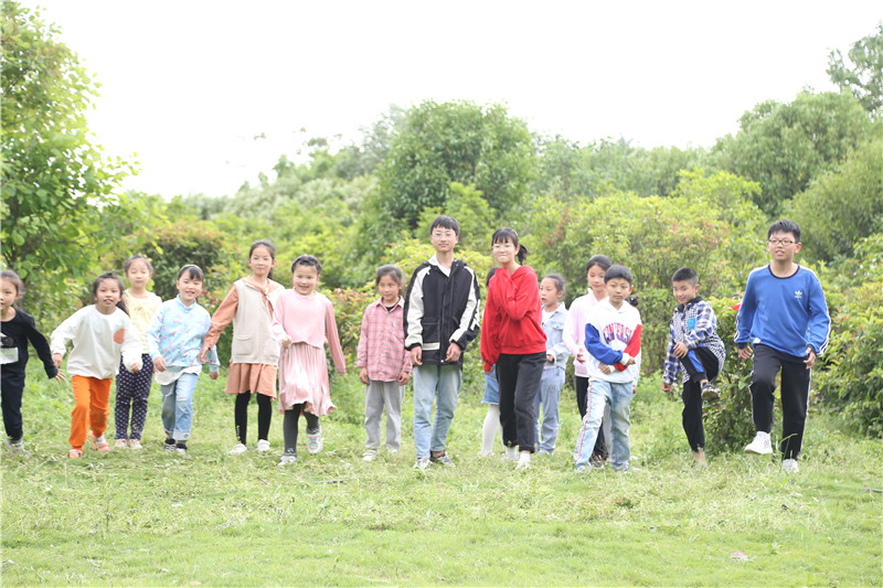 白又白青少儿美术五一花园基地写生活动.JPG